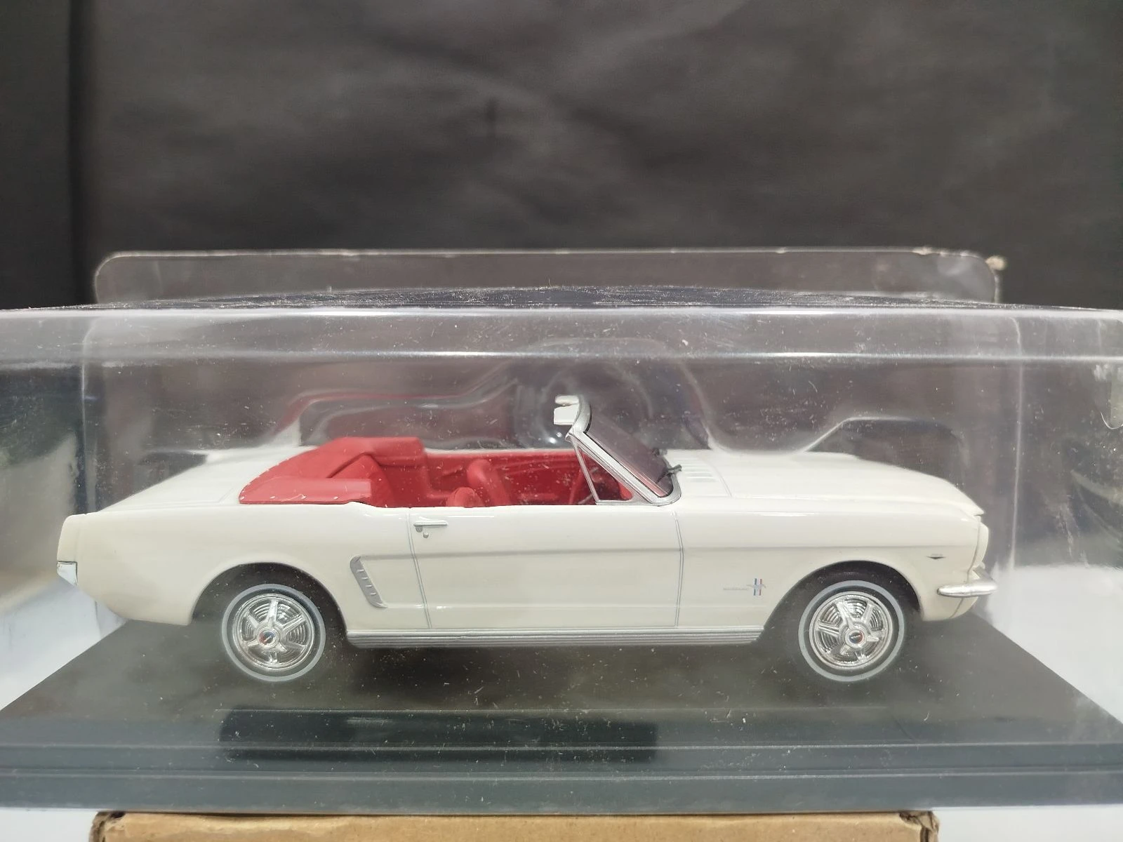 Coche clásico Ford Mustang 1965 1/24